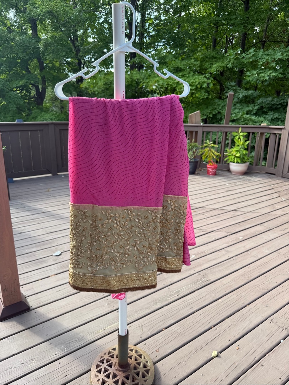 Elegant Pink Women's sari with Gold Embroidered Border like new with blouse